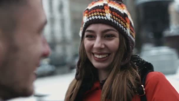 Gros plan d'une fille parlant avec son nouvel ami et souriant. Femme rencontre un gars à l'extérieur et ils ont une douce conversation . — Video