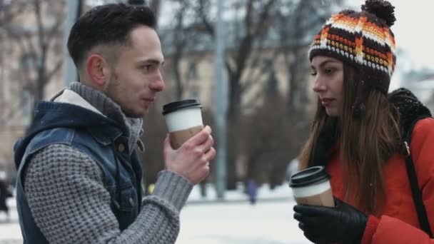 Όμορφο ζευγάρι από την πρώτη ημερομηνία τους. Νεαρός άνδρας και γυναίκα μιλάμε και πίνοντας καφέ-to-go σε εξωτερικούς χώρους. — Αρχείο Βίντεο