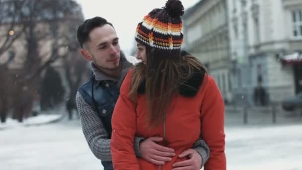 Homem jovem tentando abraçar sua namorada ao ar livre. Feliz casal doce flertando uns com os outros . — Vídeo de Stock