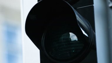 Trafik ışığı Close-Up gündüz yeşil açmak. Işıklı yeşil lens ampul resmi.