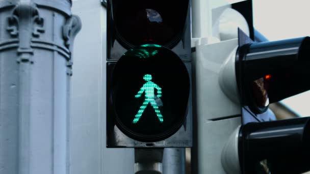 Imagen de primer plano del semáforo durante el día cuando la lámpara verde comienza a parpadear antes de cambiar al símbolo rojo y advierte a los peatones — Vídeo de stock