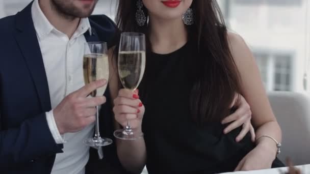 Restaurant, paar en vakantie concept - paar lacht met glas champagne op zoek op elkaar op restaurant — Stockvideo