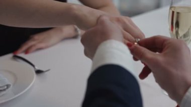 Alyans kadın el koyarak adam