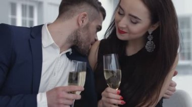 restoranda romantik tarihte şampanya gözlüklü genç mutlu sevdalı Çift