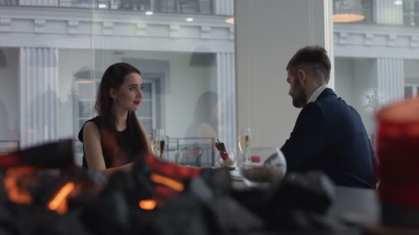 Пропозиція про шлюб, чоловік дарує обручку своїй дівчині, молодій щасливій парочці романтичне побачення в ресторані, святкуючи день валентинки — стокове відео