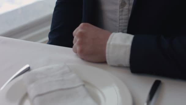 Uomo che mostra un anello di fidanzamento diamante alla sua fidanzata stupita in un ristorante con un tramonto caldo all'aperto sullo sfondo. Concetto di proposta — Video Stock