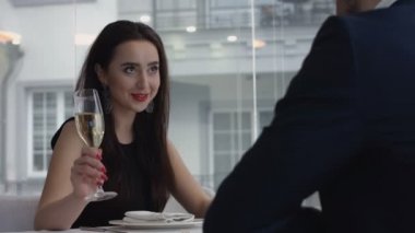 Romantik bir akşam yemeği. Tatlı, güzel zarif seksi genç lüks gurme restoran olarak şampanya kırmızı şarap içme kadın. Mutlu gülümseyen kız bir tarihte. İç. Kutlama.