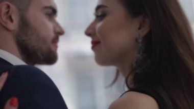 Mutlu genç çift, samimi bir an zevk bir sürü ve adam yavaşça gülüyor ortakları saçları vuruş