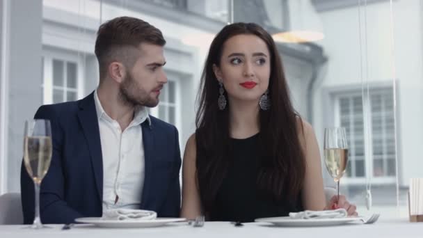 Gelukkig jonge man voor te stellen met een verlovingsring te zijn verrast vriendin in een restaurant — Stockvideo