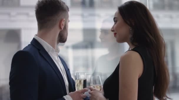 Casal brinde com champanhe no restaurante — Vídeo de Stock