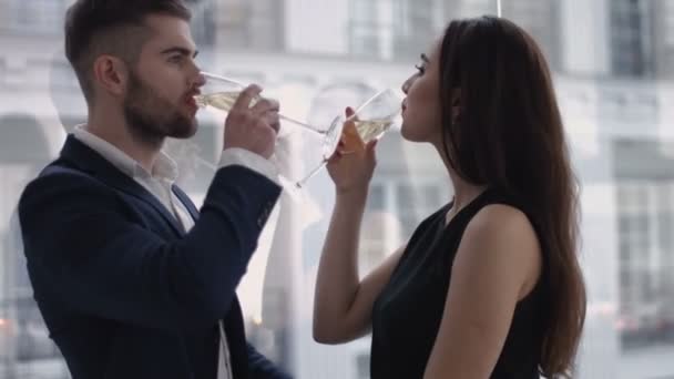 Restaurant, paar en vakantie concept - paar lacht met glas champagne op zoek op elkaar op restaurant — Stockvideo