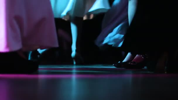 Close-up foto van volwassen volkeren voeten verplaatsen naar muziek op de dansvloer in nachtclub — Stockvideo