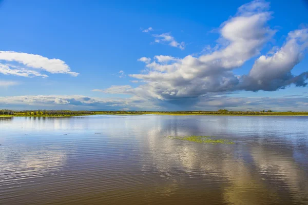 Gölün üzerindeki bulutlar