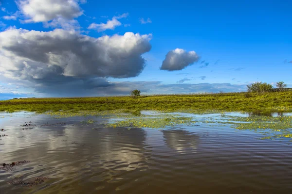 Gölün üzerindeki bulutlar