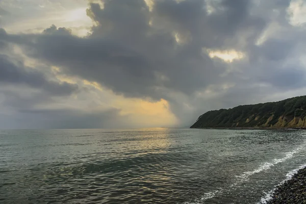 Puesta de sol sobre la costa  . — Foto de Stock