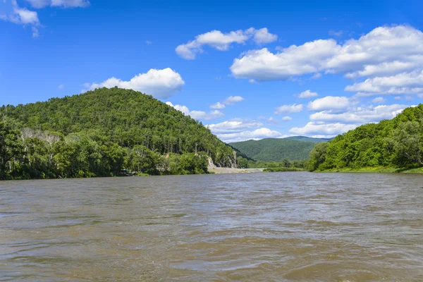 Bir dağ nehri için hızlı .