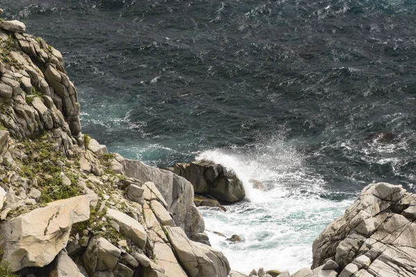 Dalgalar ve rüzgar .