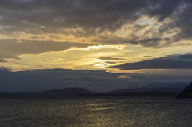 Güneş bulutlarda batar .