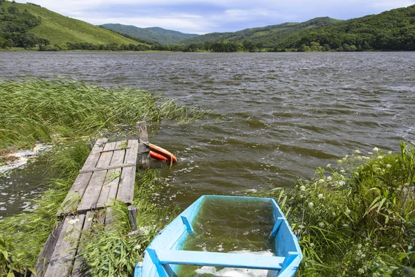 Göl kenarında sular altında tekne.