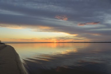 İdeal nehir günbatımı .