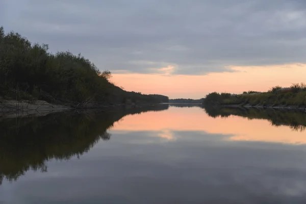 川の上で日の出 . — ストック写真