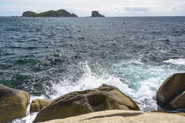 Olas rompiendo sobre las rocas . — Foto de Stock