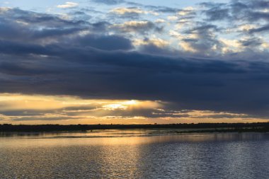 Yaz günbatımı Amur Nehri.