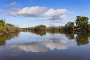 Gölün üzerindeki bulutlar.