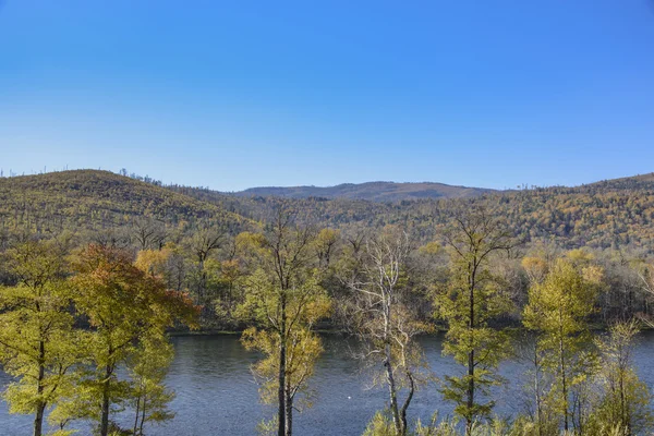Habarovsk Krayı kuzeydoğusunda nehirde dağ