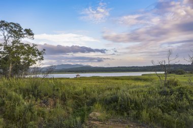 Gölde yalnız çardak.