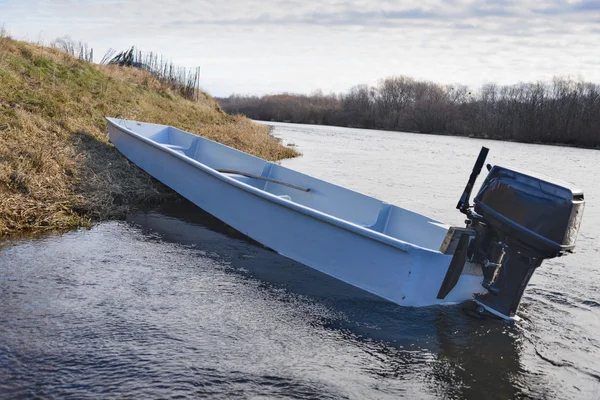 Bir dağ nehir kıyısında tekne.