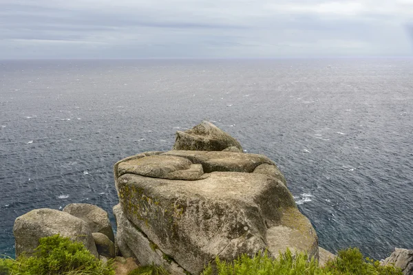 Dalgalar kayalarda kırılıyor .
