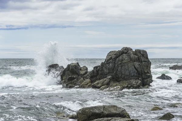 Onde che si infrangono sulle rocce . — Foto Stock