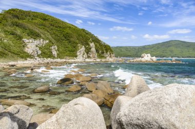 Kayalık sahil. Turkuaz lagün .
