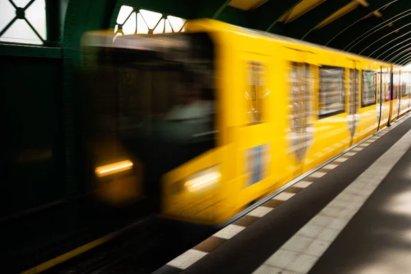 Berlin, Almanya 'da metro istasyonuna gelen bir tren.