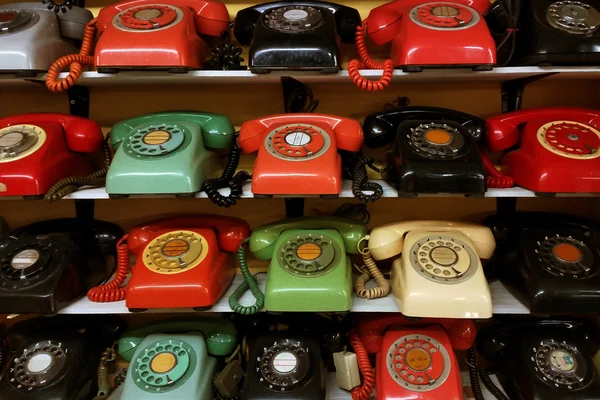 Vintage telefon Shelve üzerinde düzenlemek