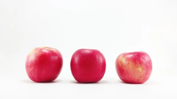 3 maçãs na linha — Fotografia de Stock