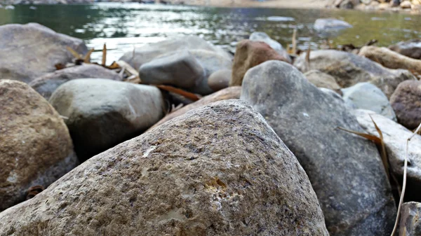 Göl kenarında taşlar — Stok fotoğraf