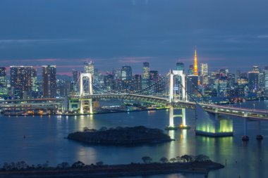 Japonya manzarası ile Gökkuşağı Köprüsü ve Tokyo Tower, Odaiba, Japonya