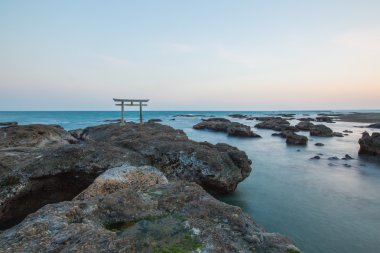 Japonca türbe kapısı ve deniz Oarai kenti, Ibaraki