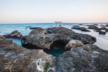 Japonca türbe kapısı ve deniz Oarai kenti, Ibaraki