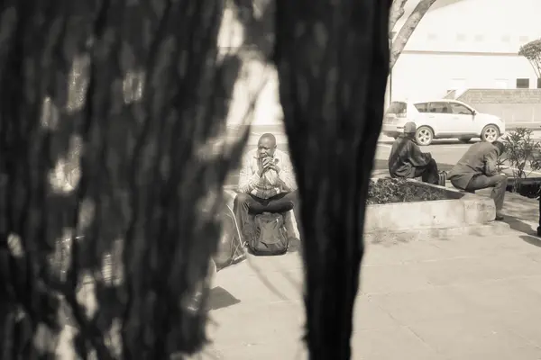 Nairobi, Kenya - 14 Ocak: İnci, üç kimliği belirsiz adam bekleme