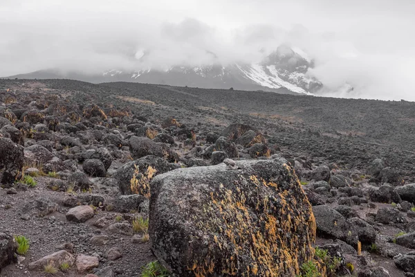 Arrière-pays désolé avec des pierres et des rochers, Kilimandjaro top vi — Photo