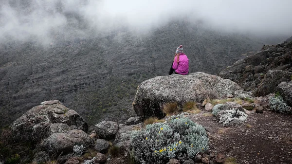 Dağlarda, özgürlük kavramı uçuruma kız