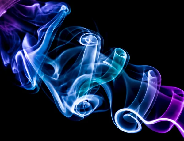 Siyah arkaplanda mavi duman
