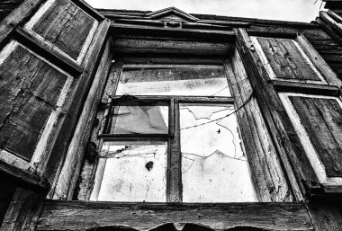 Bir evin eski kırık cam