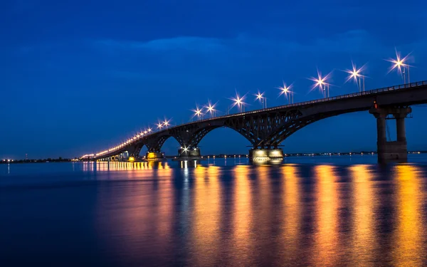 Geceleyin nehir üzerinde köprü