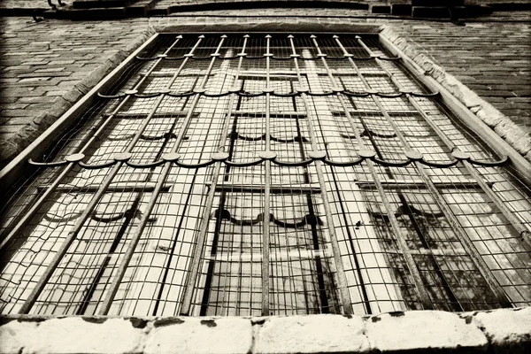 Eski evinde penceresinin ızgara