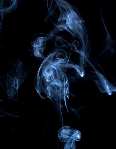 Siyah arkaplanda mavi duman