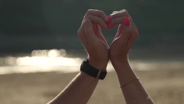 Amantes Mostram Sinal Coração Com Suas Próprias Mãos — Vídeo de Stock